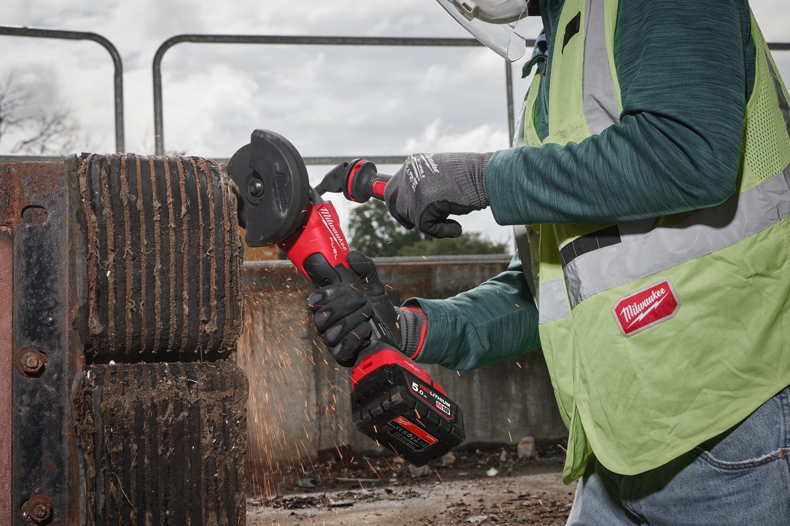 Polizor unghiular 125 mm cu viteză variabilă M18 FUELONE-KEY Milwaukee M18 FSAGSVO125X-0X - in utilizare 9