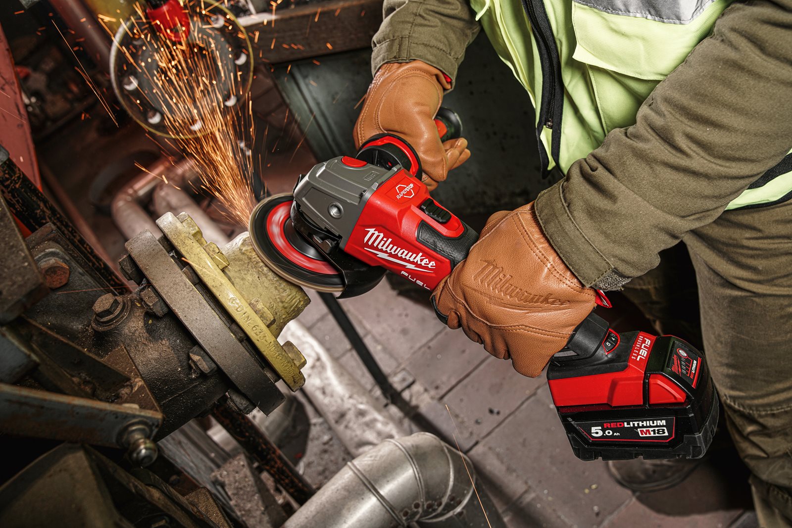 Polizor unghiular 125 mm cu turație variabilă, frânare și comutator culisant M18 FUEL Milwaukee M18 FSAGV125XB-0X 4933478436 - in utilizare 1