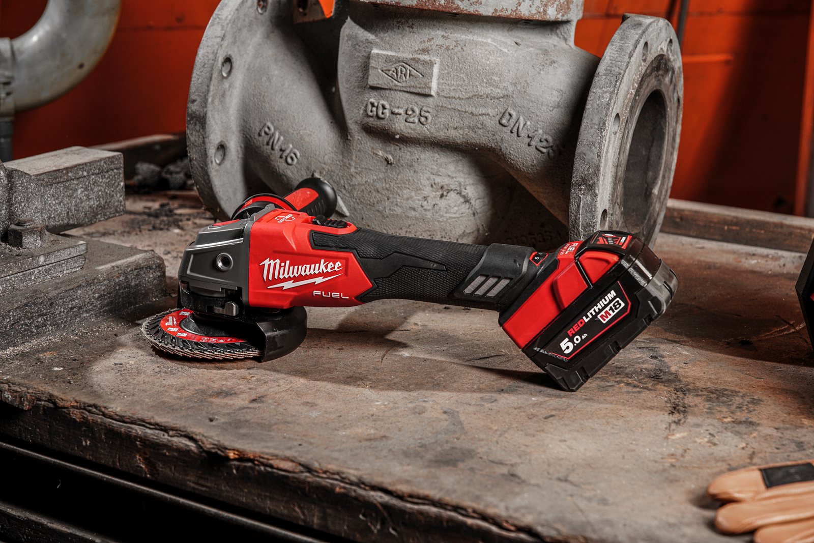 Polizor unghiular 125 mm cu turație variabilă, frânare și comutator culisant M18 FUEL Milwaukee M18 FSAGV125XB-0X 4933478436 - in utilizare 2