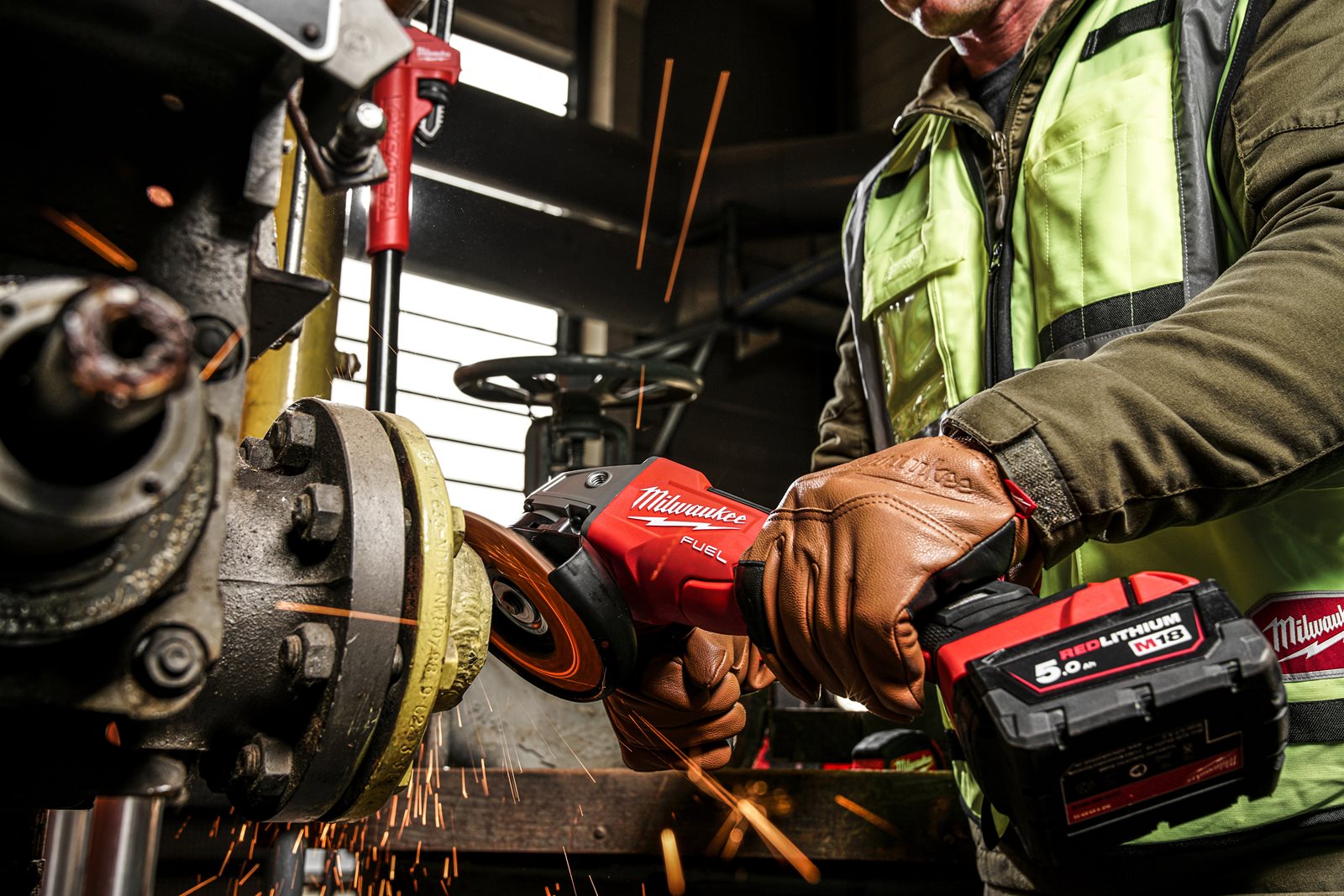 Polizor unghiular 125 mm cu turație variabilă, frânare și comutator tip clapetă M18 FUEL Milwaukee M18 FSAGV125XPDB-0X - in utilizare 1