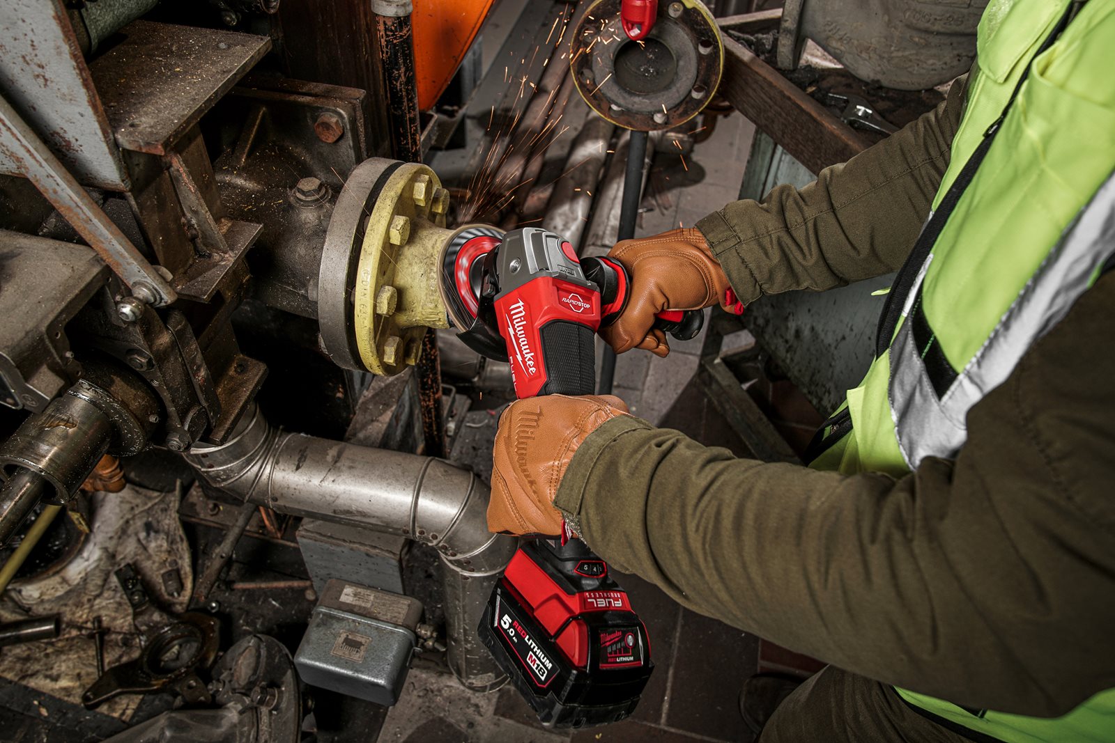 Polizor unghiular 125 mm cu turație variabilă, frânare și comutator tip clapetă M18 FUEL Milwaukee M18 FSAGV125XPDB-0X - in utilizare 2