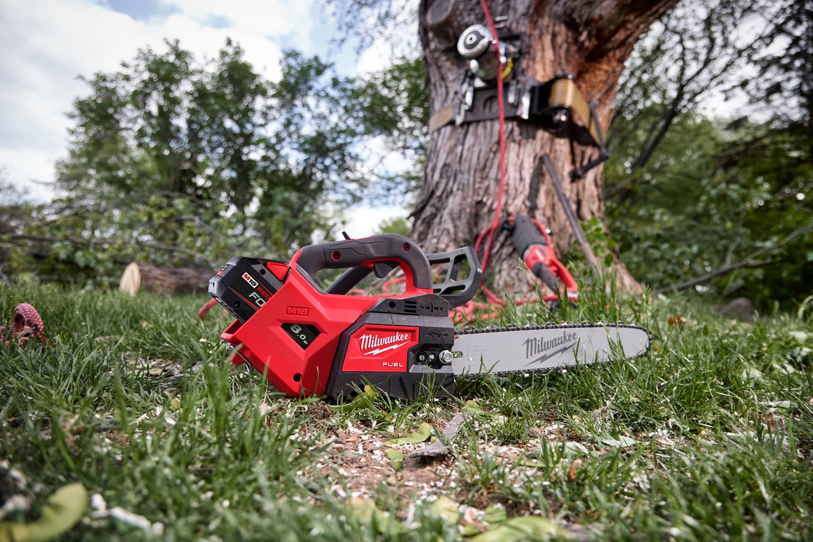 Fierăstrău top handle cu lanț M18 FUEL 35 cm Milwaukee M18 FTHCHS35-0 - in utilizare 9