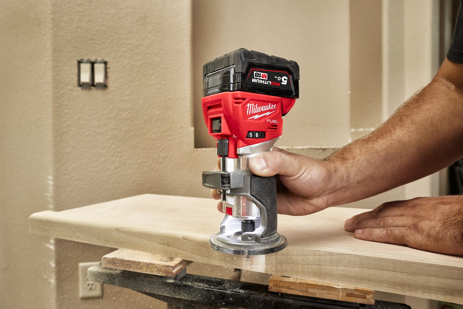Freză de contur cu bucșă de 8 mm și 6 mm M18 FUEL Milwaukee M18 FTR8-0X - in utilizare 1