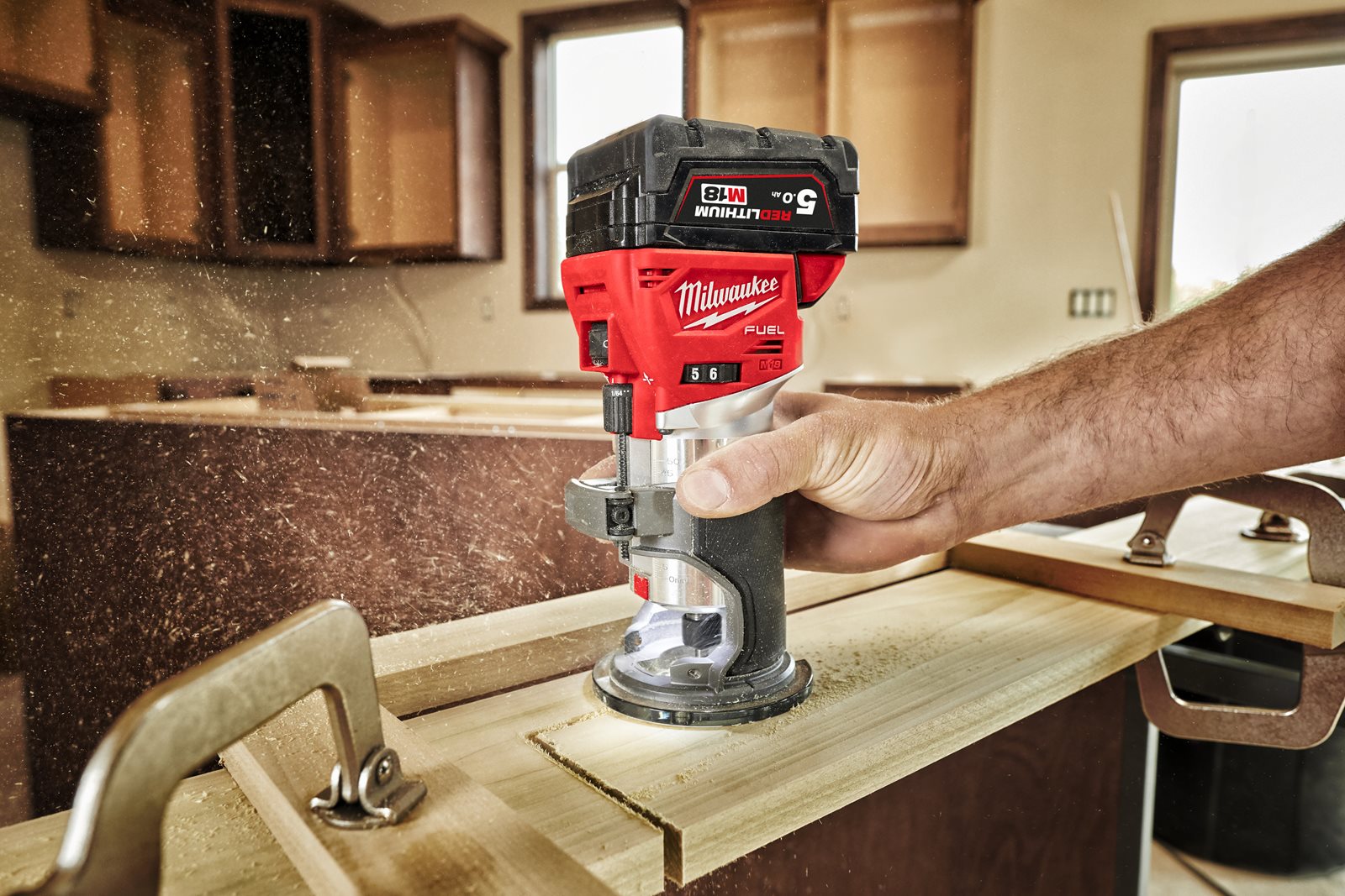 Freză de contur cu bucșă de 8 mm și 6 mm M18 FUEL Milwaukee M18 FTR8-0X - in utilizare 2