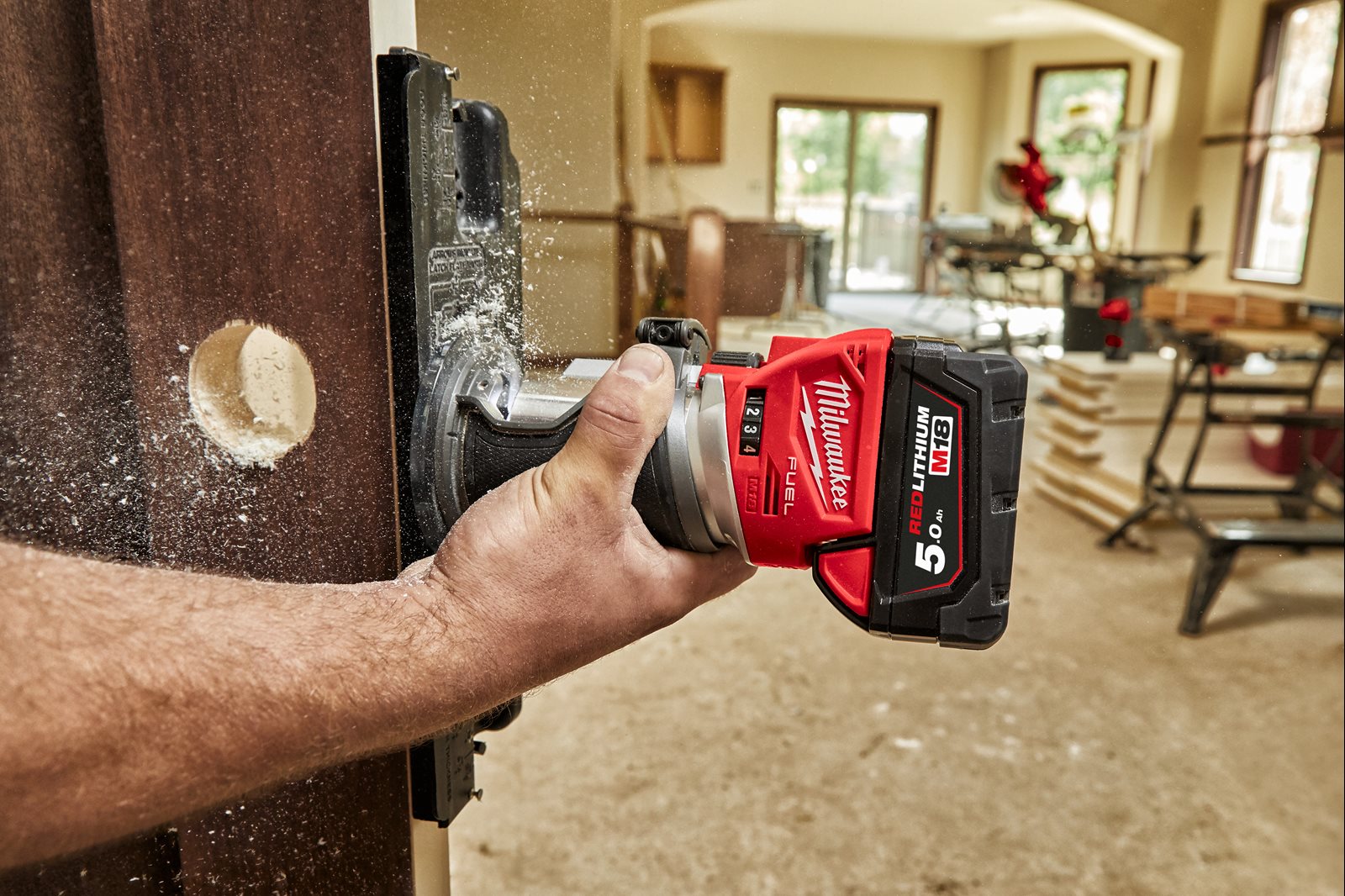 Freză de contur cu bucșă de 8 mm și 6 mm M18 FUEL Milwaukee M18 FTR8-0X - in utilizare 3