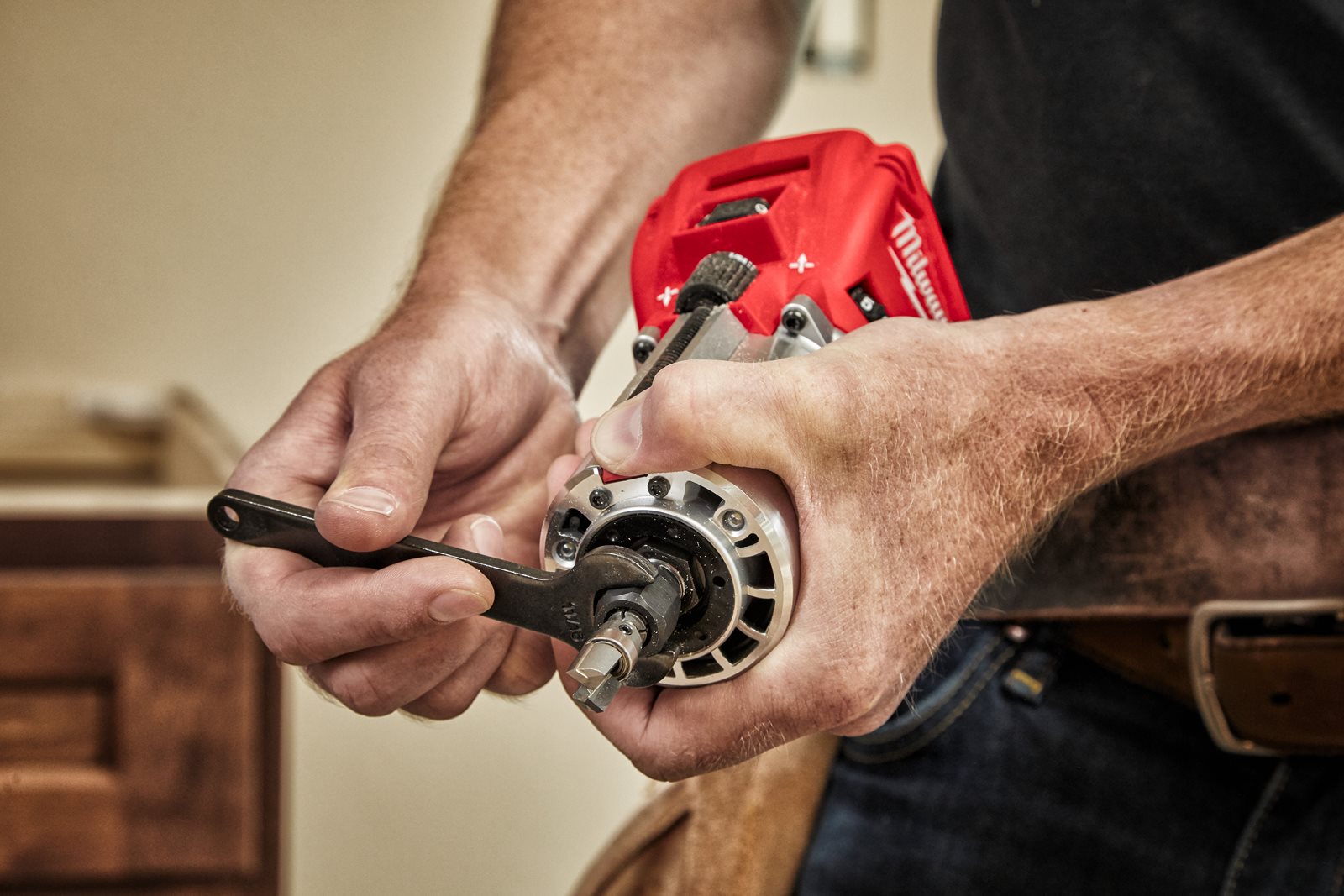 Freză de contur cu bucșă de 8 mm și 6 mm M18 FUEL Milwaukee M18 FTR8-0X - in utilizare 4