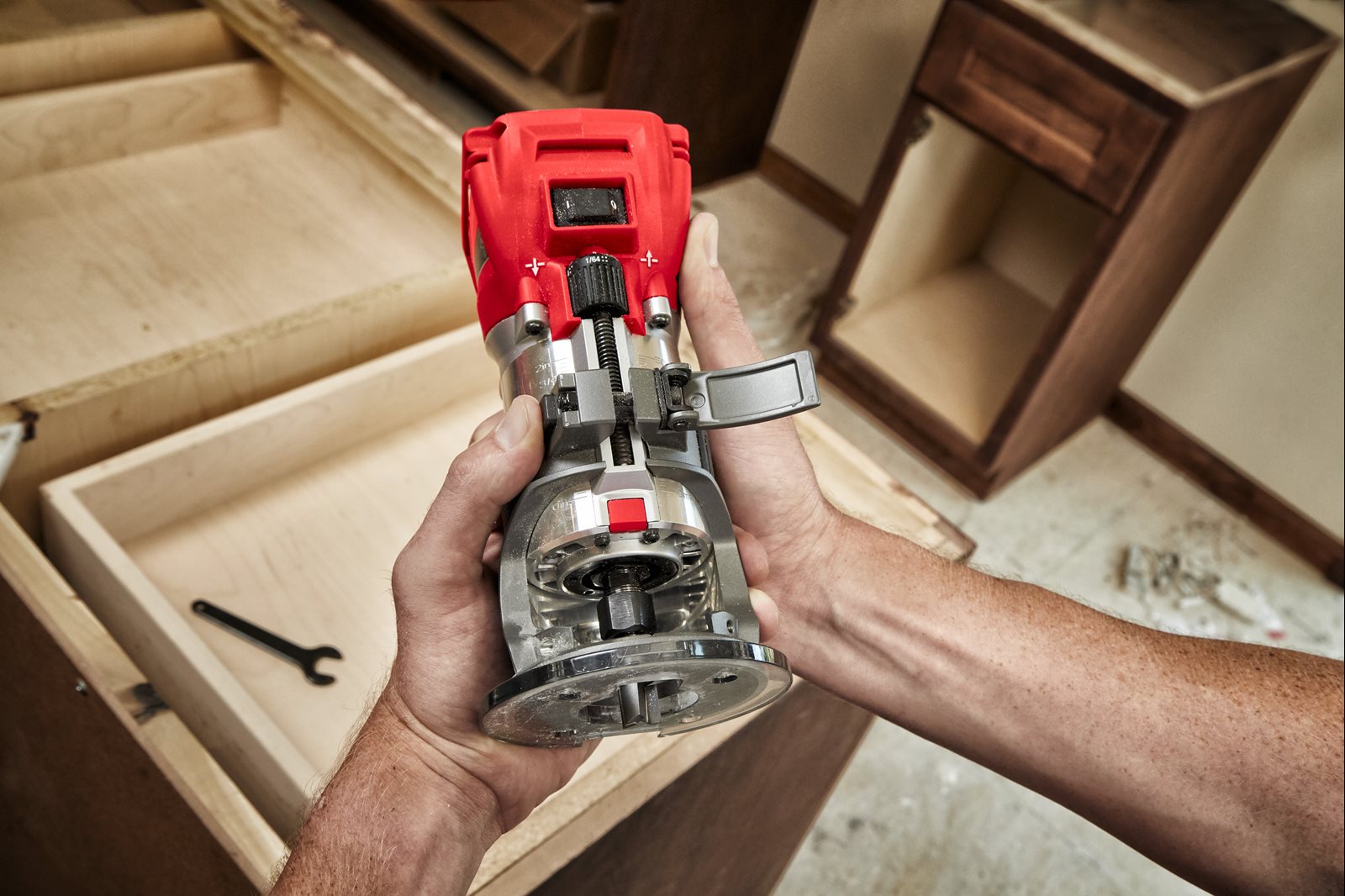 Freză de contur cu bucșă de 8 mm și 6 mm M18 FUEL Milwaukee M18 FTR8-0X - in utilizare 5