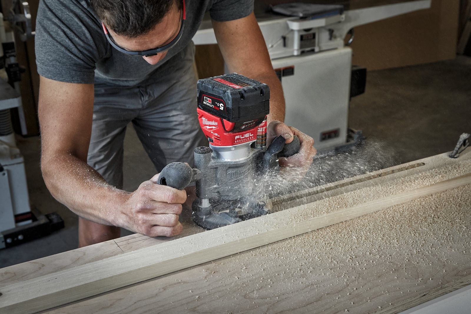 Freză de contur cu bucșă de 8 mm și 6 mm M18 FUEL Milwaukee M18 FTR8-0X - in utilizare 6