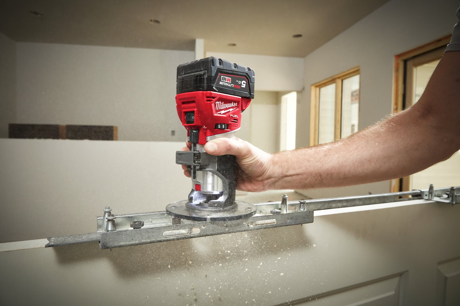 Freză de contur cu bucșă de 8 mm și 6 mm M18 FUEL Milwaukee M18 FTR8-0X - in utilizare 7