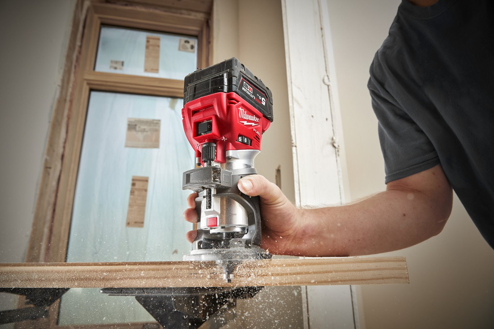 Freză de contur cu bucșă de 8 mm și 6 mm M18 FUEL Milwaukee M18 FTR8-0X - in utilizare 8