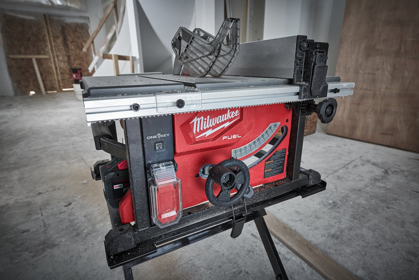Fierăstrău cu masă M18 FUEL ONE-KEY Milwaukee M18 FTS210-0 - in utilizare 1