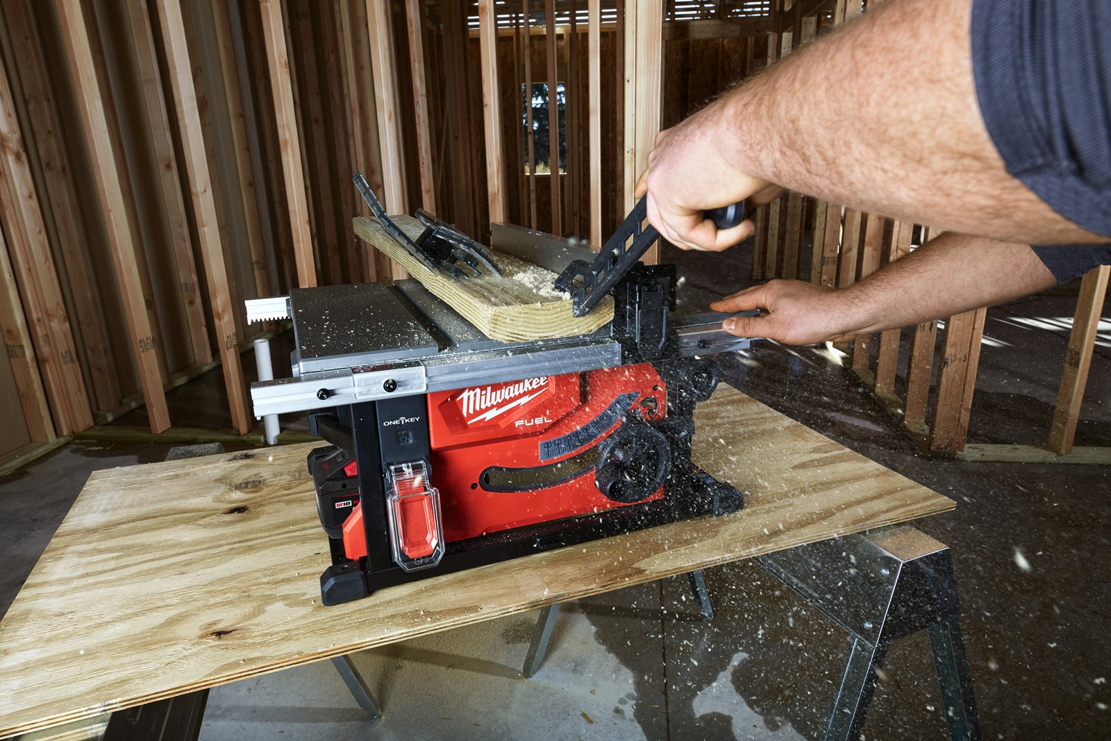 Fierăstrău cu masă M18 FUEL ONE-KEY Milwaukee M18 FTS210-0 - in utilizare 4