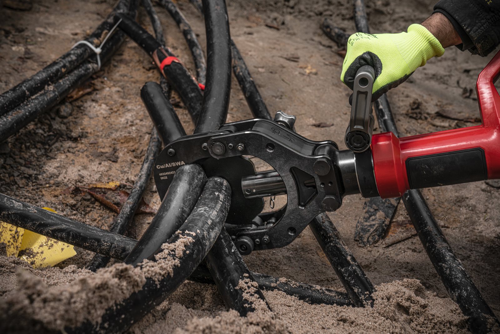 Tăietor hidraulic pentru cabluri M18 FORCE LOGIC 125 mm Milwaukee M18 HCC125 -801C 4933492419 - in utilizare 2