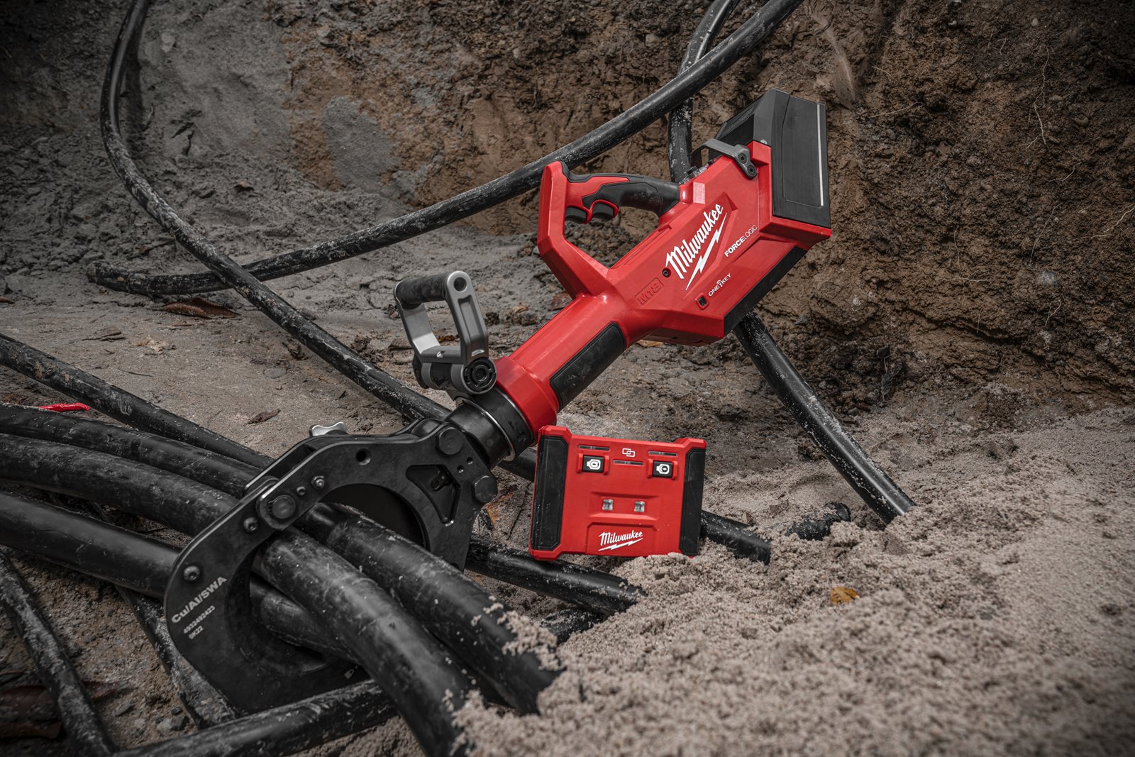 Tăietor hidraulic pentru cabluri M18 FORCE LOGIC 125 mm Milwaukee M18 HCC125 -801C 4933492419 - in utilizare 3