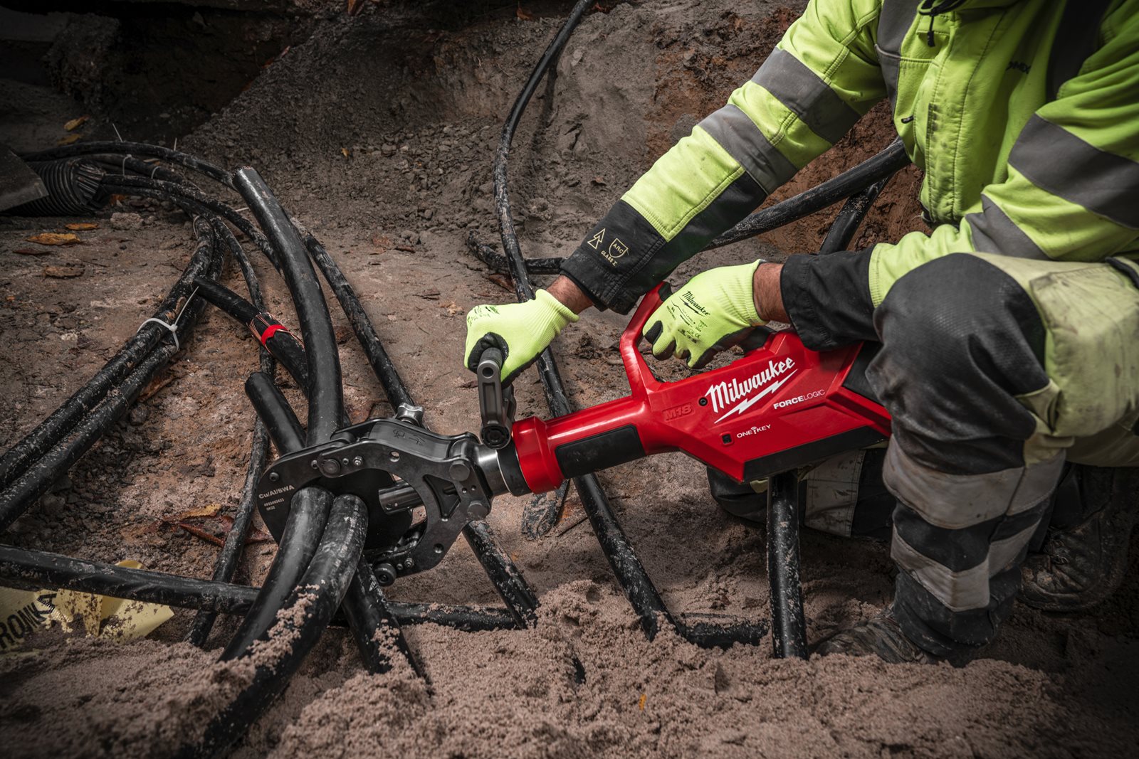 Tăietor hidraulic pentru cabluri M18 FORCE LOGIC 125 mm Milwaukee M18 HCC125 -801C 4933492419 - in utilizare 1