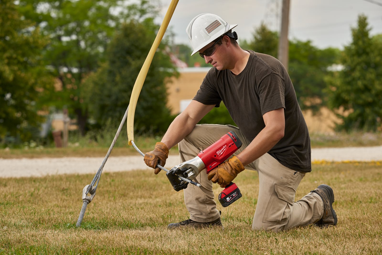 Tăietor hidraulic pentru cabluri 44 mm M18 FORCE LOGIC Milwaukee M18 HCC45-0C - in utilizare 3