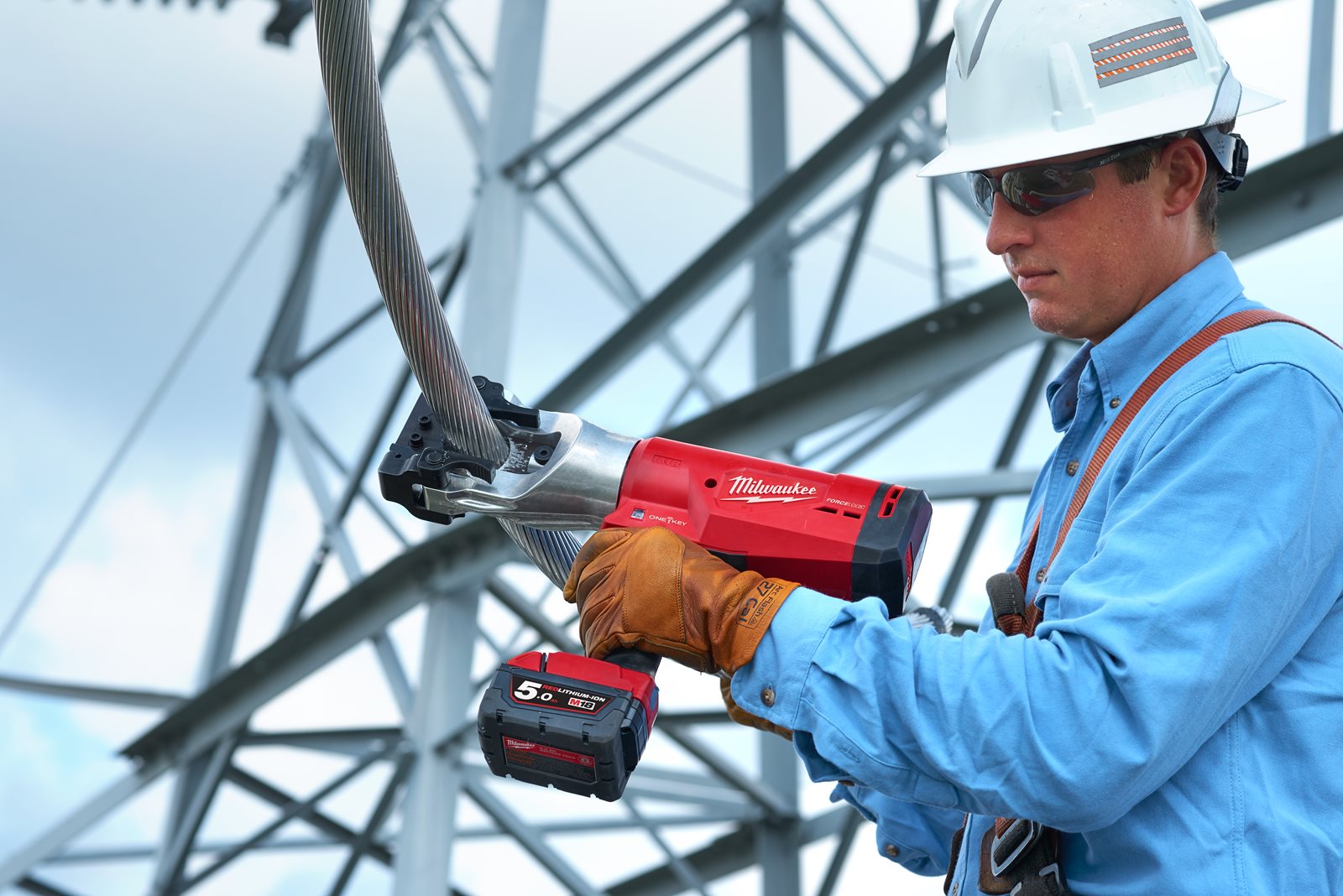 Tăietor hidraulic pentru cabluri 44 mm M18 FORCE LOGIC Milwaukee M18 HCC45-0C - in utilizare 4