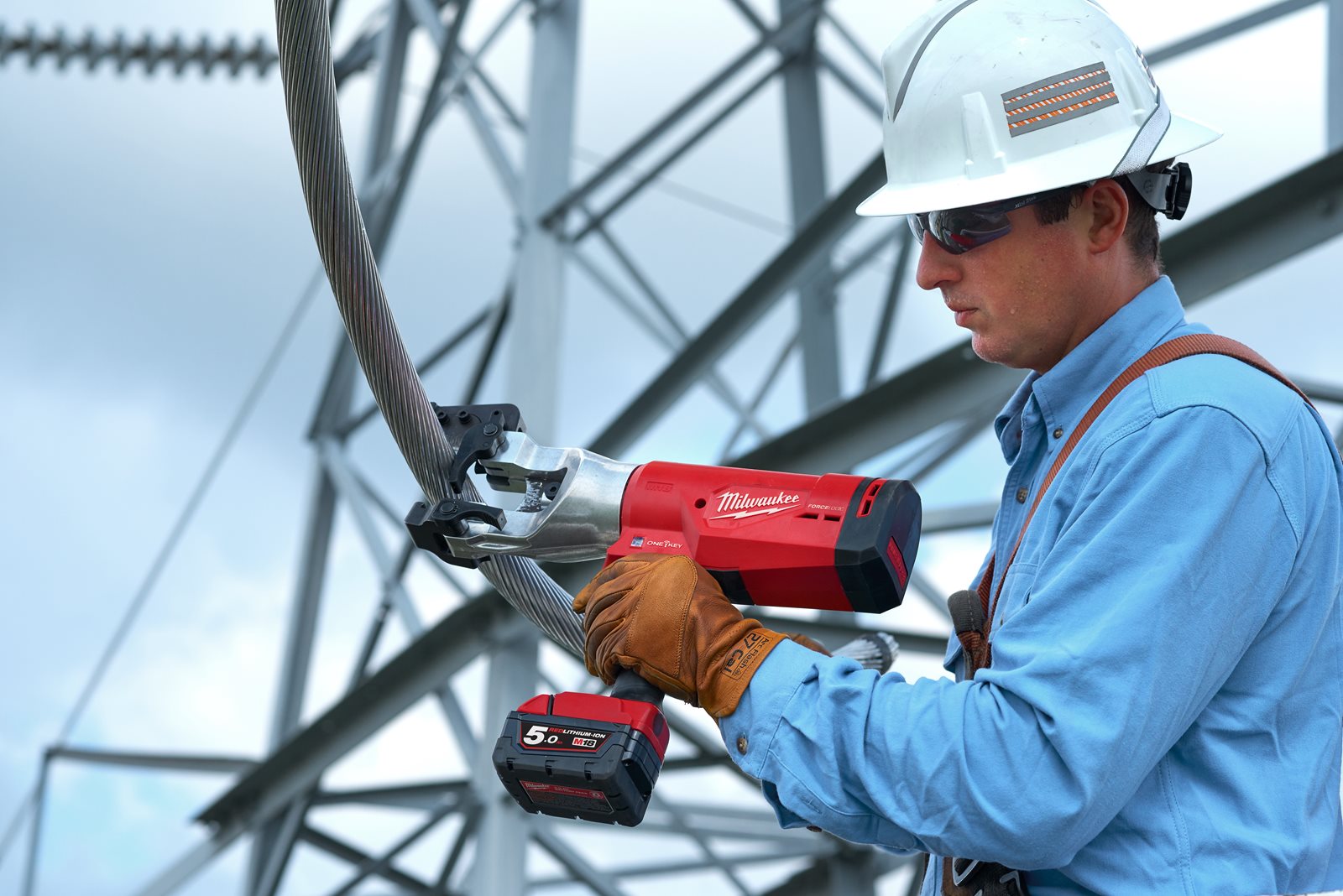 Tăietor hidraulic pentru cabluri 44 mm M18 FORCE LOGIC Milwaukee M18 HCC45-0C - in utilizare 5