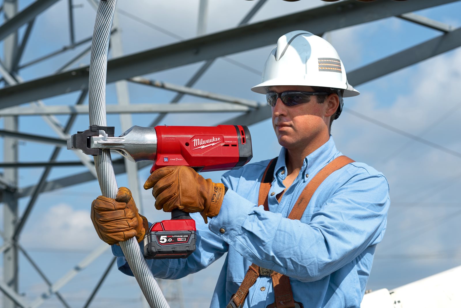 Tăietor hidraulic pentru cabluri 44 mm M18 FORCE LOGIC Milwaukee M18 HCC45-0C - in utilizare 7