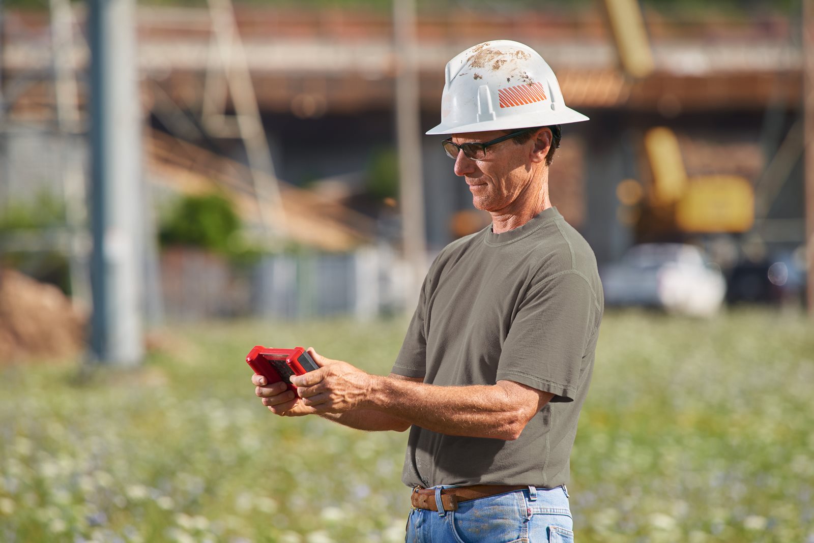 Tăietor hidraulic cu telecomandă pentru cabluri subterane M18 FORCE LOGIC Milwaukee M18 HCC75R-502C - in utilizare 1