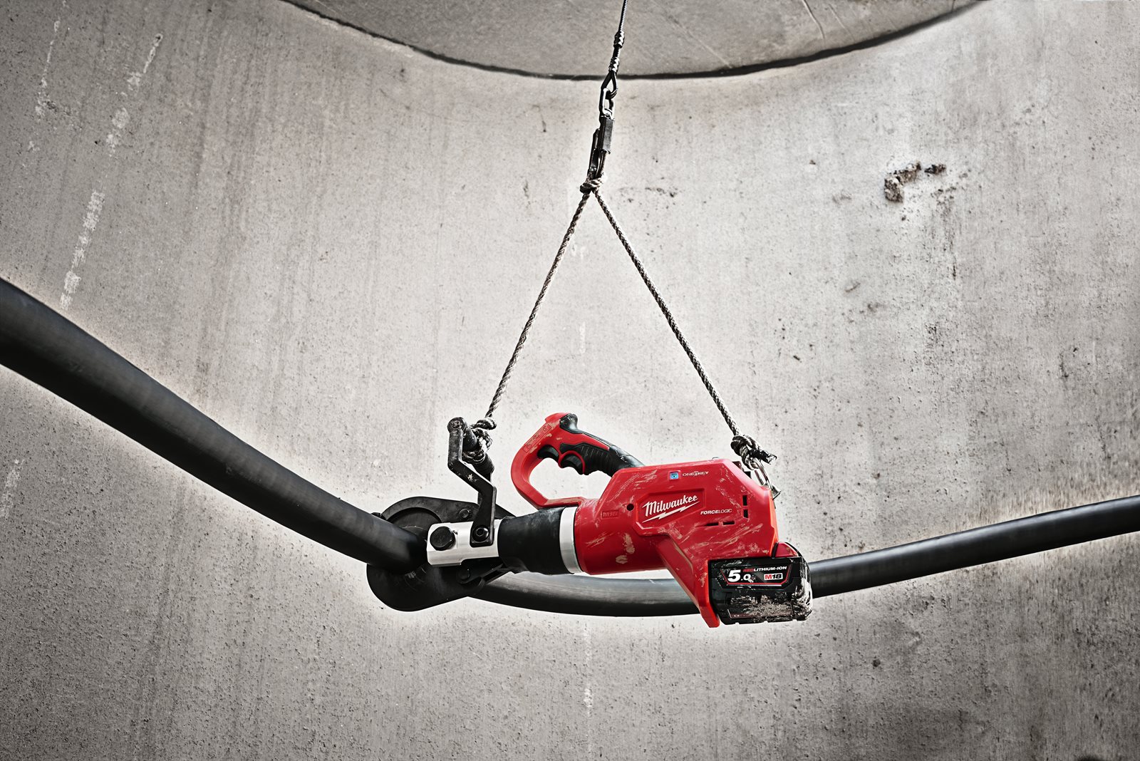 Tăietor hidraulic cu telecomandă pentru cabluri subterane M18 FORCE LOGIC Milwaukee M18 HCC75R-502C - in utilizare 10