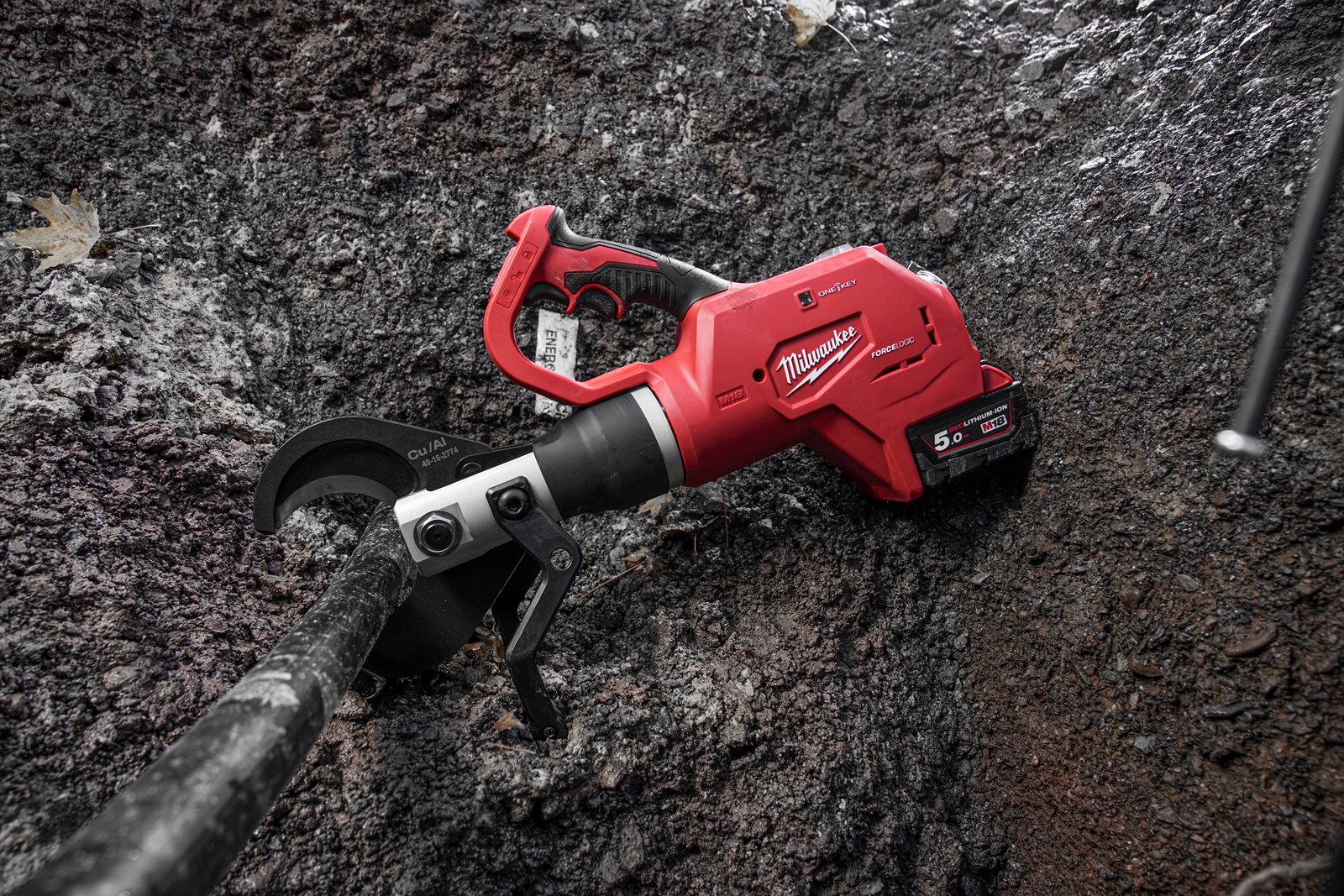 Tăietor hidraulic cu telecomandă pentru cabluri subterane M18 FORCE LOGIC Milwaukee M18 HCC75R-502C - in utilizare 2