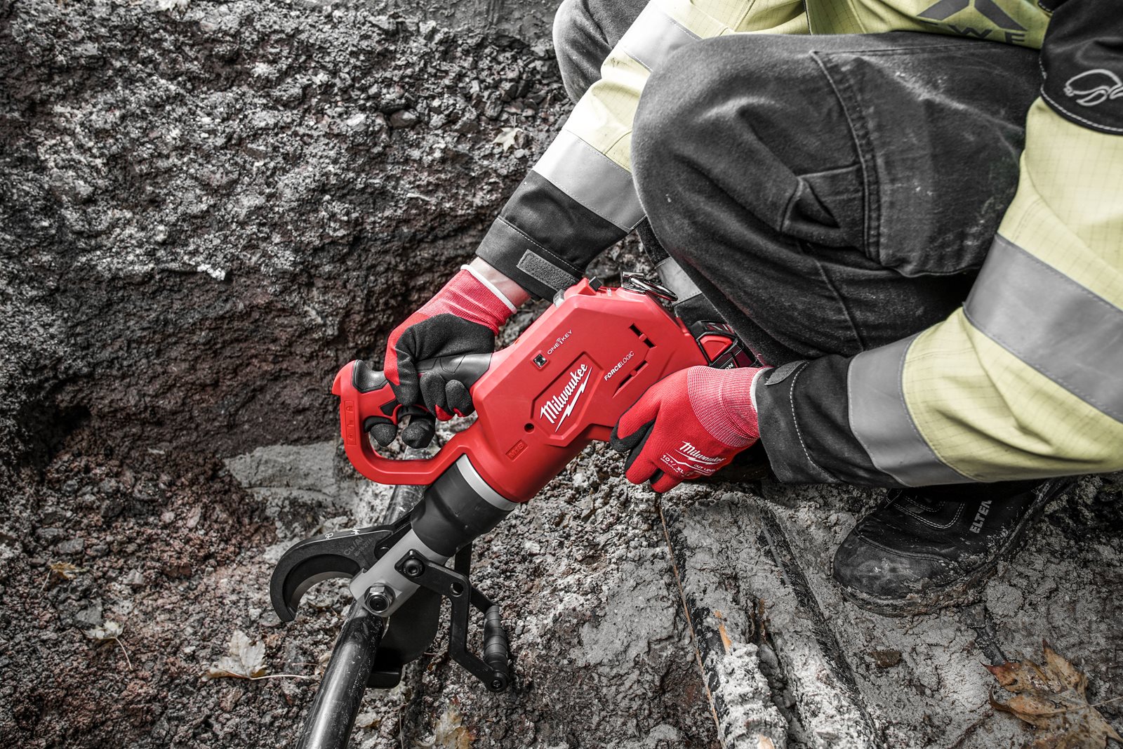Tăietor hidraulic cu telecomandă pentru cabluri subterane M18 FORCE LOGIC Milwaukee M18 HCC75R-502C - in utilizare 3