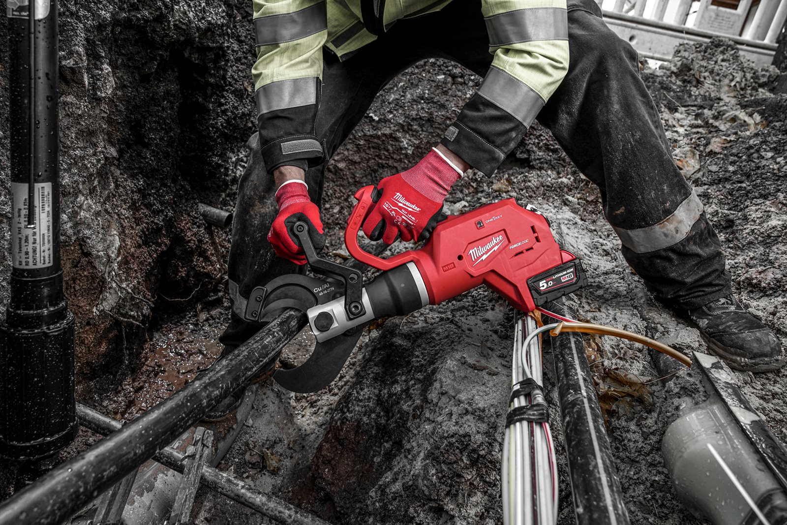 Tăietor hidraulic cu telecomandă pentru cabluri subterane M18 FORCE LOGIC Milwaukee M18 HCC75R-502C - in utilizare 4