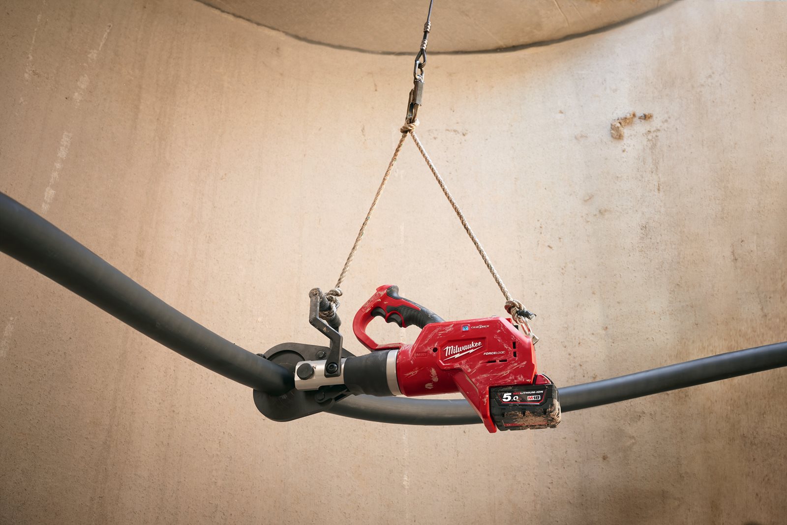 Tăietor hidraulic cu telecomandă pentru cabluri subterane M18 FORCE LOGIC Milwaukee M18 HCC75R-502C - in utilizare 5