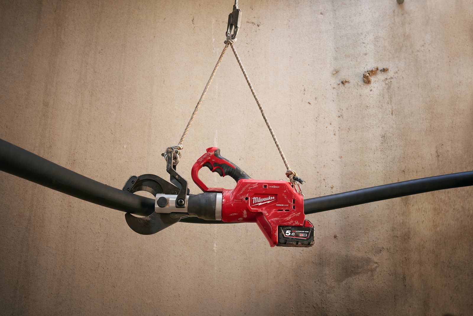 Tăietor hidraulic cu telecomandă pentru cabluri subterane M18 FORCE LOGIC Milwaukee M18 HCC75R-502C - in utilizare 6