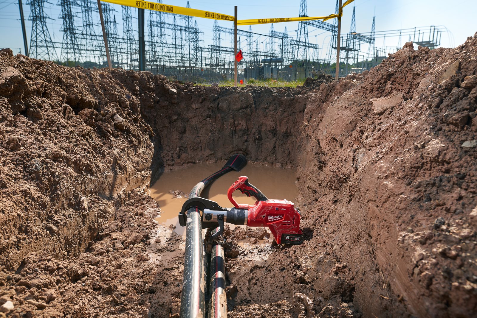 Tăietor hidraulic cu telecomandă pentru cabluri subterane M18 FORCE LOGIC Milwaukee M18 HCC75R-502C - in utilizare 7