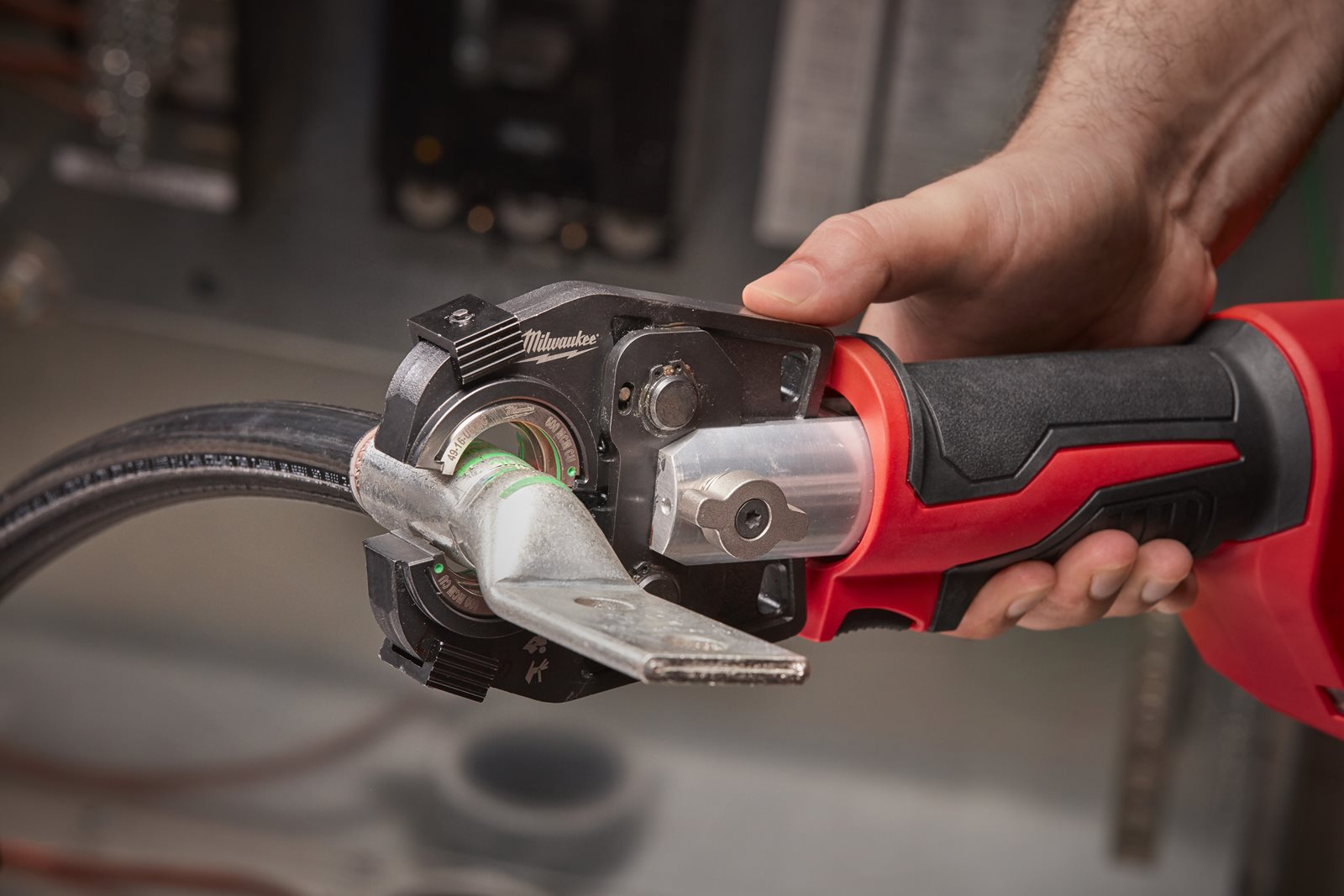 Presă hidraulică pentru cabluri 53kN M18 FORCE LOGIC Milwaukee M18 HCCT-201C - in utilizare 1