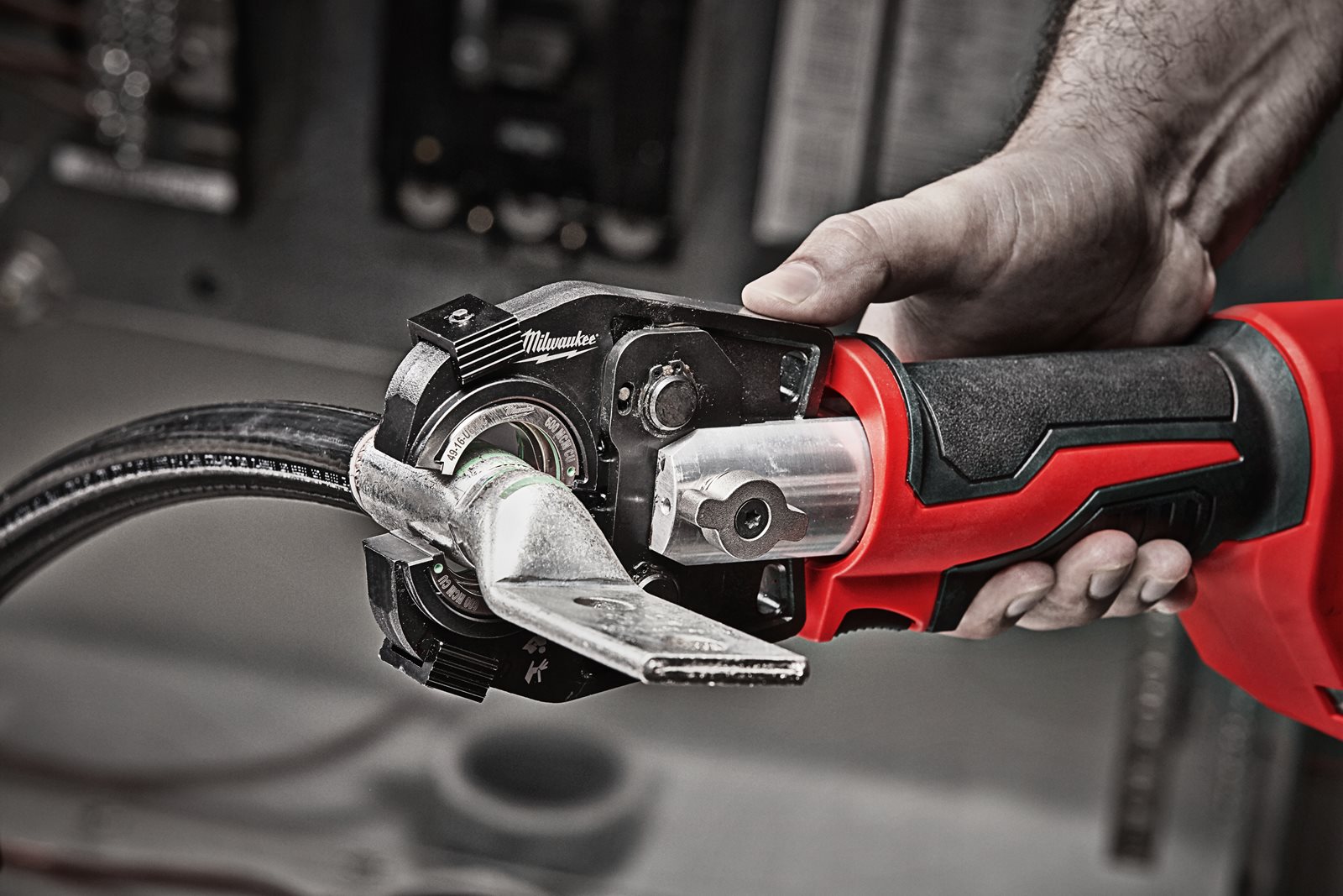 Presă hidraulică pentru cabluri 53kN M18 FORCE LOGIC Milwaukee M18 HCCT-201C - in utilizare 5