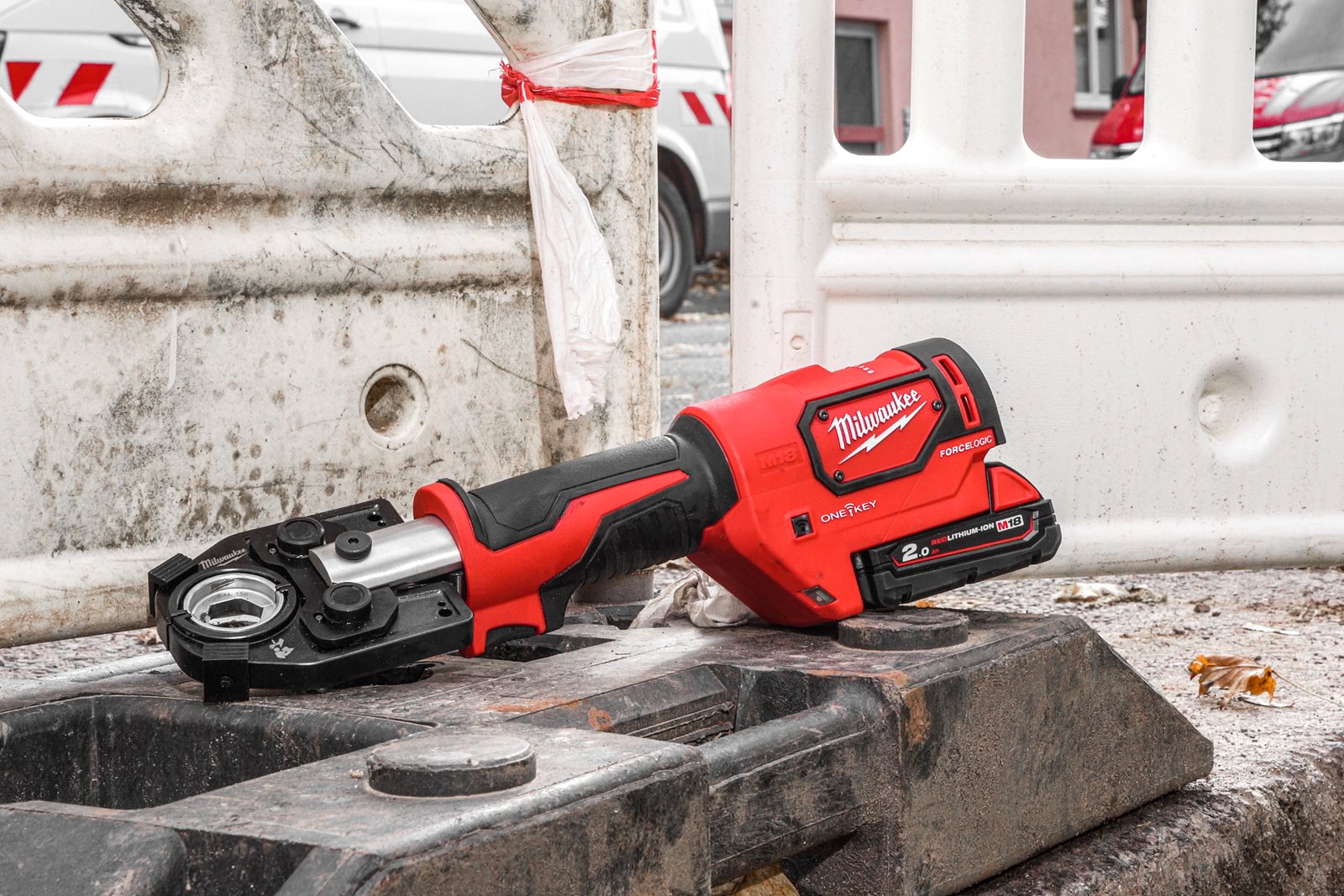 Presă hidraulică pentru cabluri 53kN M18 FORCE LOGIC Milwaukee M18 HCCT-201C - in utilizare 3