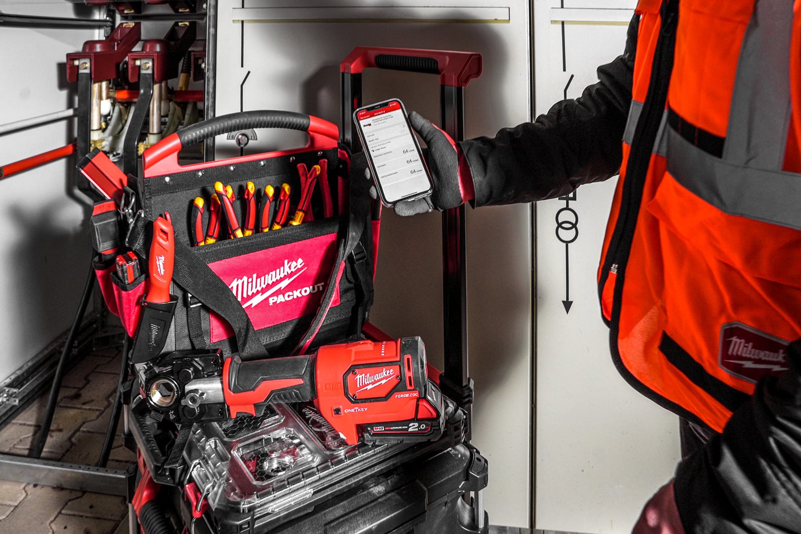 Presă hidraulică pentru cabluri 53kN M18 FORCE LOGIC Milwaukee M18 HCCT-201C - in utilizare 4