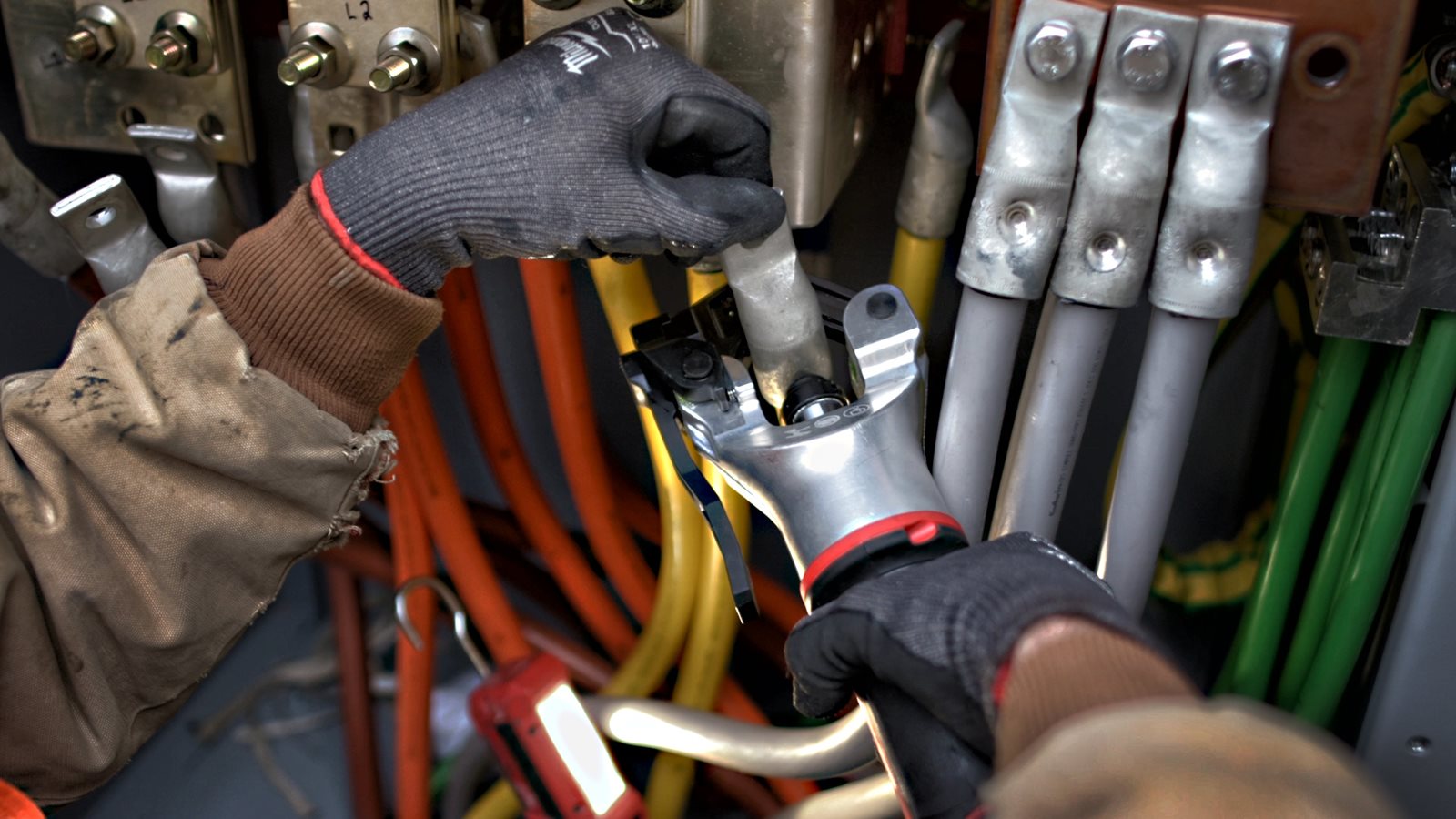Sertizor fără bacuri M18 FORCE LOGIC Milwaukee M18 HDCT-0C - in utilizare 1