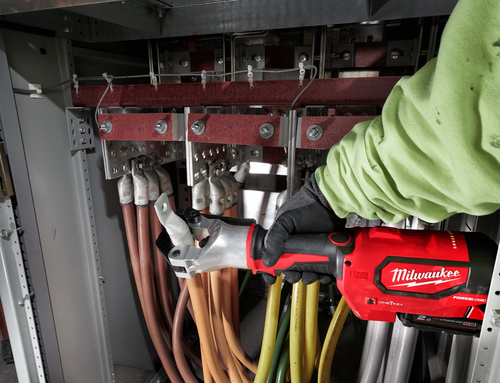 Sertizor fără bacuri M18 FORCE LOGIC Milwaukee M18 HDCT-0C - in utilizare 2