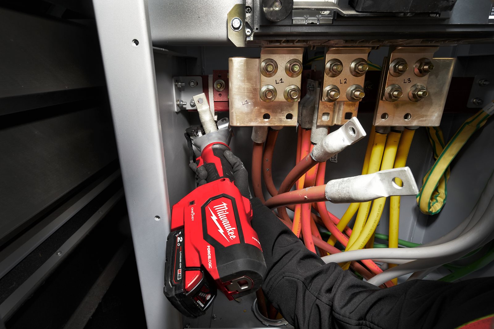 Sertizor fără bacuri M18 FORCE LOGIC Milwaukee M18 HDCT-0C - in utilizare 3