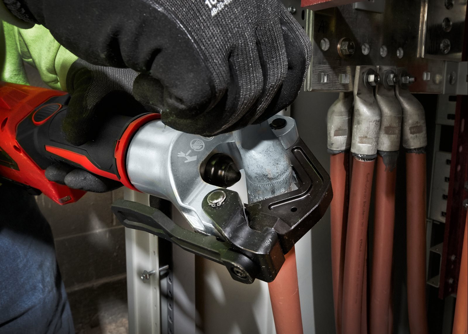 Sertizor fără bacuri M18 FORCE LOGIC Milwaukee M18 HDCT-0C - in utilizare 5