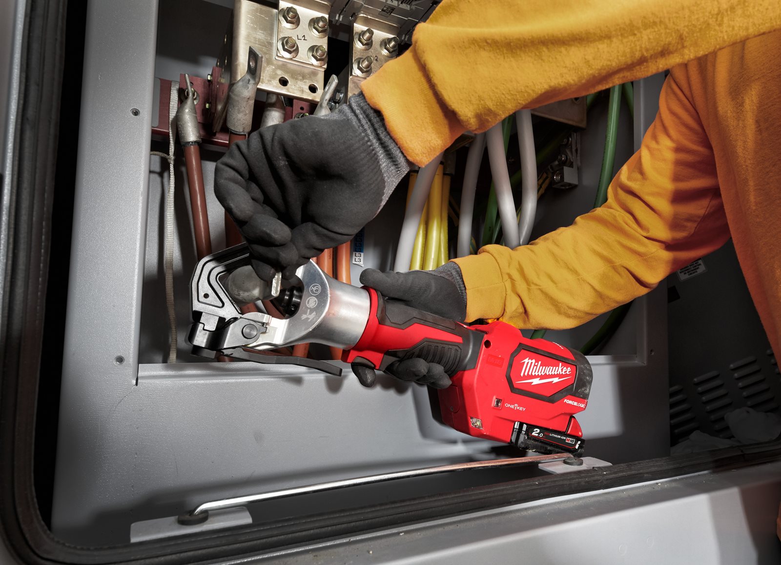 Sertizor fără bacuri M18 FORCE LOGIC Milwaukee M18 HDCT-0C - in utilizare 6