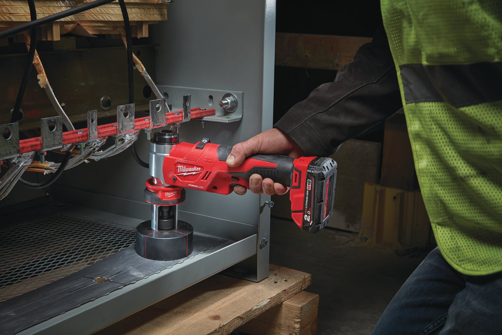 Mașină de ștanțat hidraulică M18 FORCE LOGIC Milwaukee M18 HKP-201C - in utilizare 1