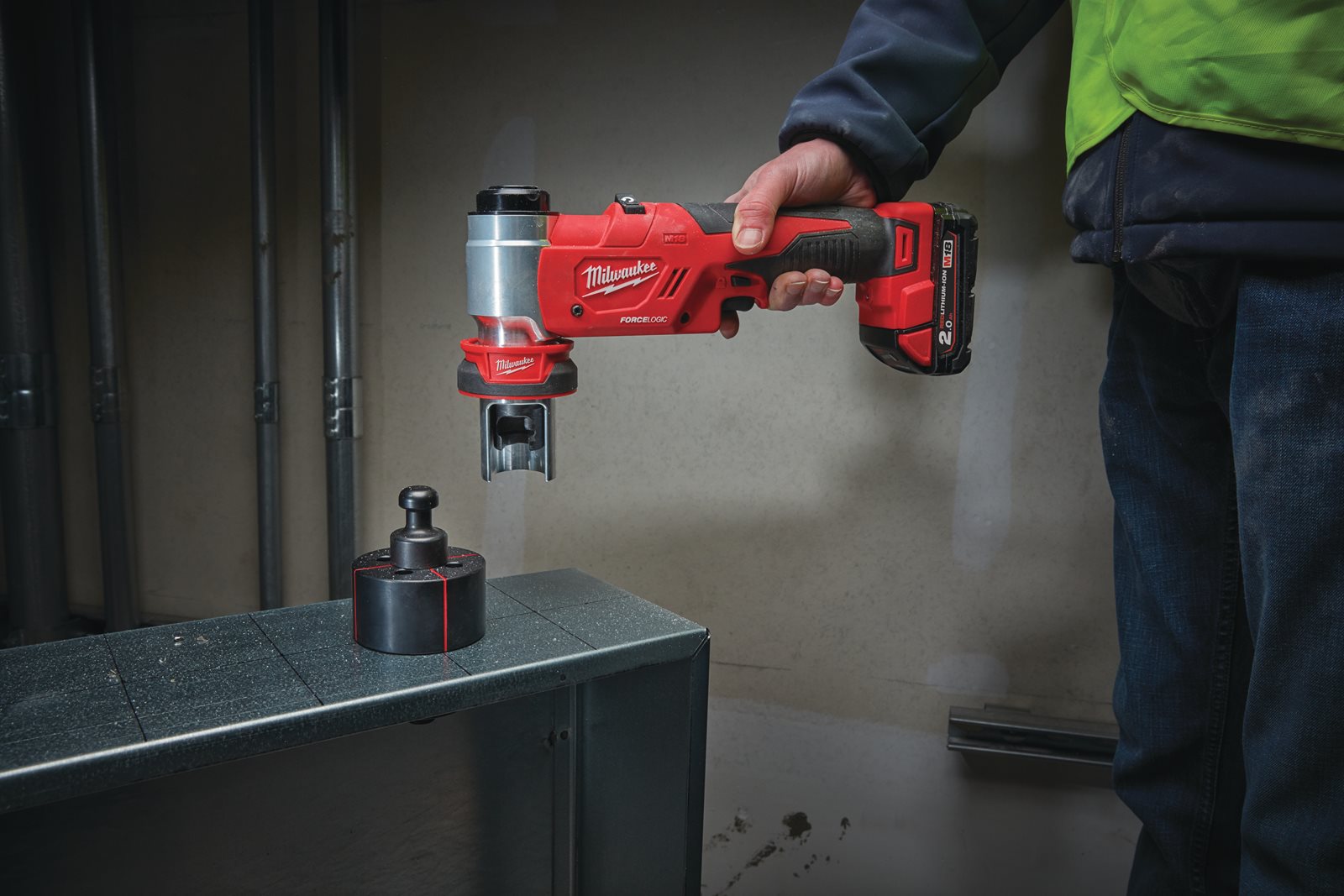 Mașină de ștanțat hidraulică M18 FORCE LOGIC Milwaukee M18 HKP-201C - in utilizare 2