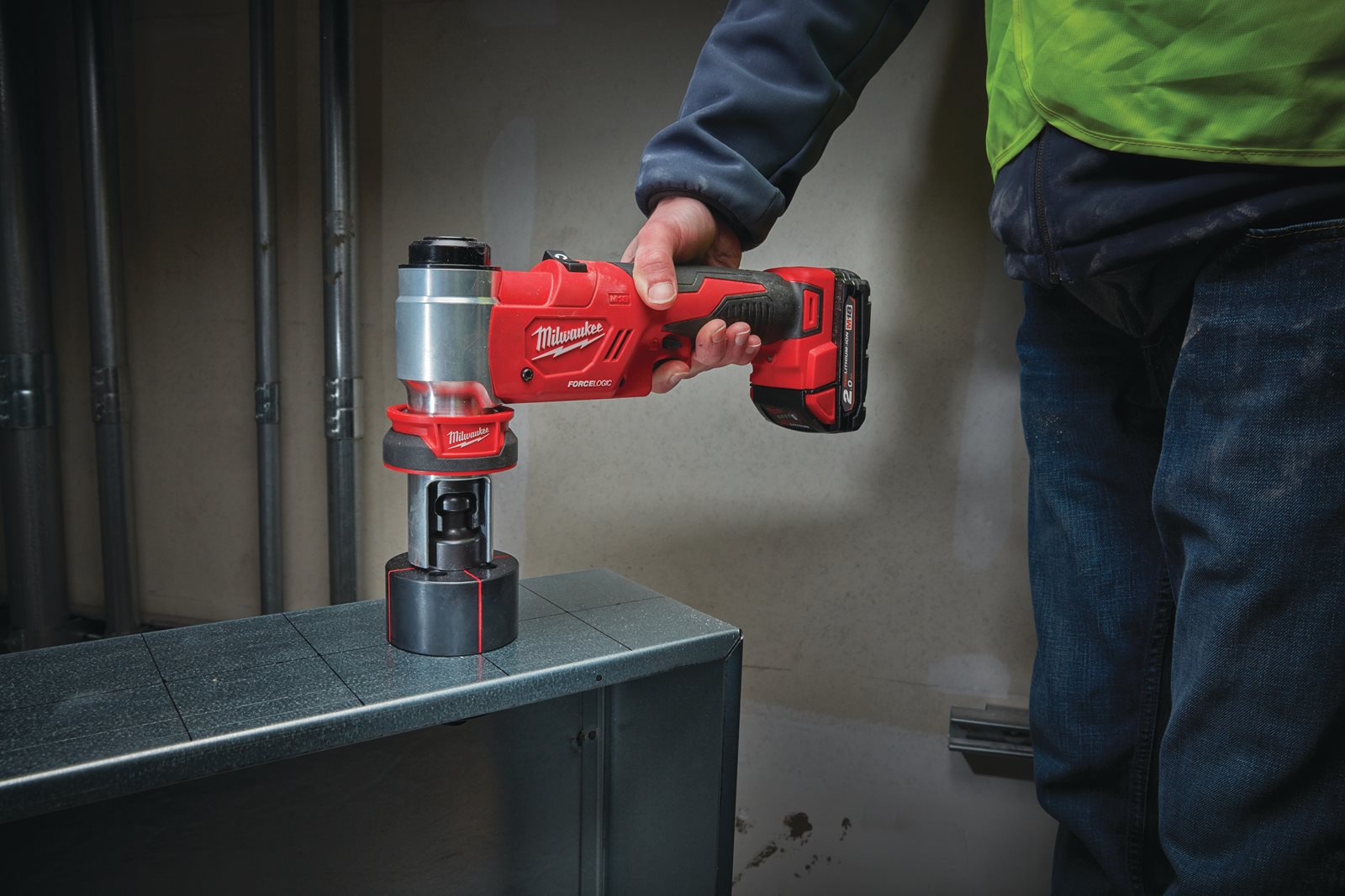 Mașină de ștanțat hidraulică M18 FORCE LOGIC Milwaukee M18 HKP-201C - in utilizare 3