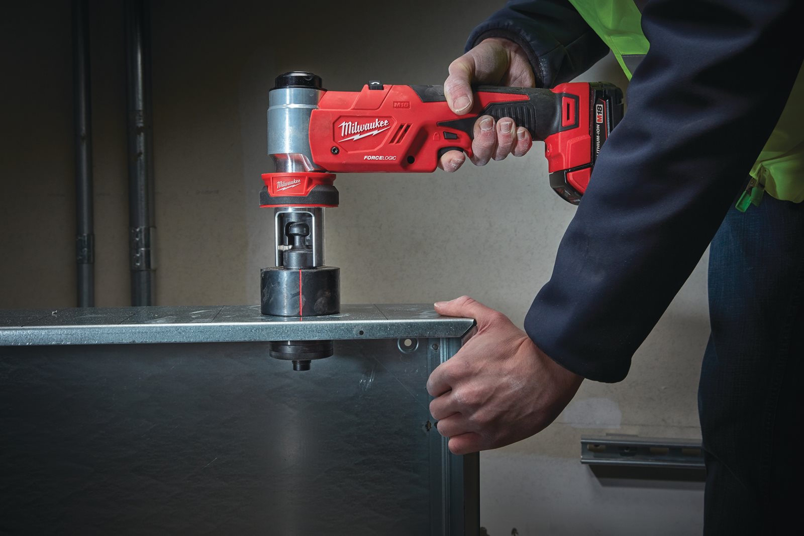 Mașină de ștanțat hidraulică M18 FORCE LOGIC Milwaukee M18 HKP-201C - in utilizare 4