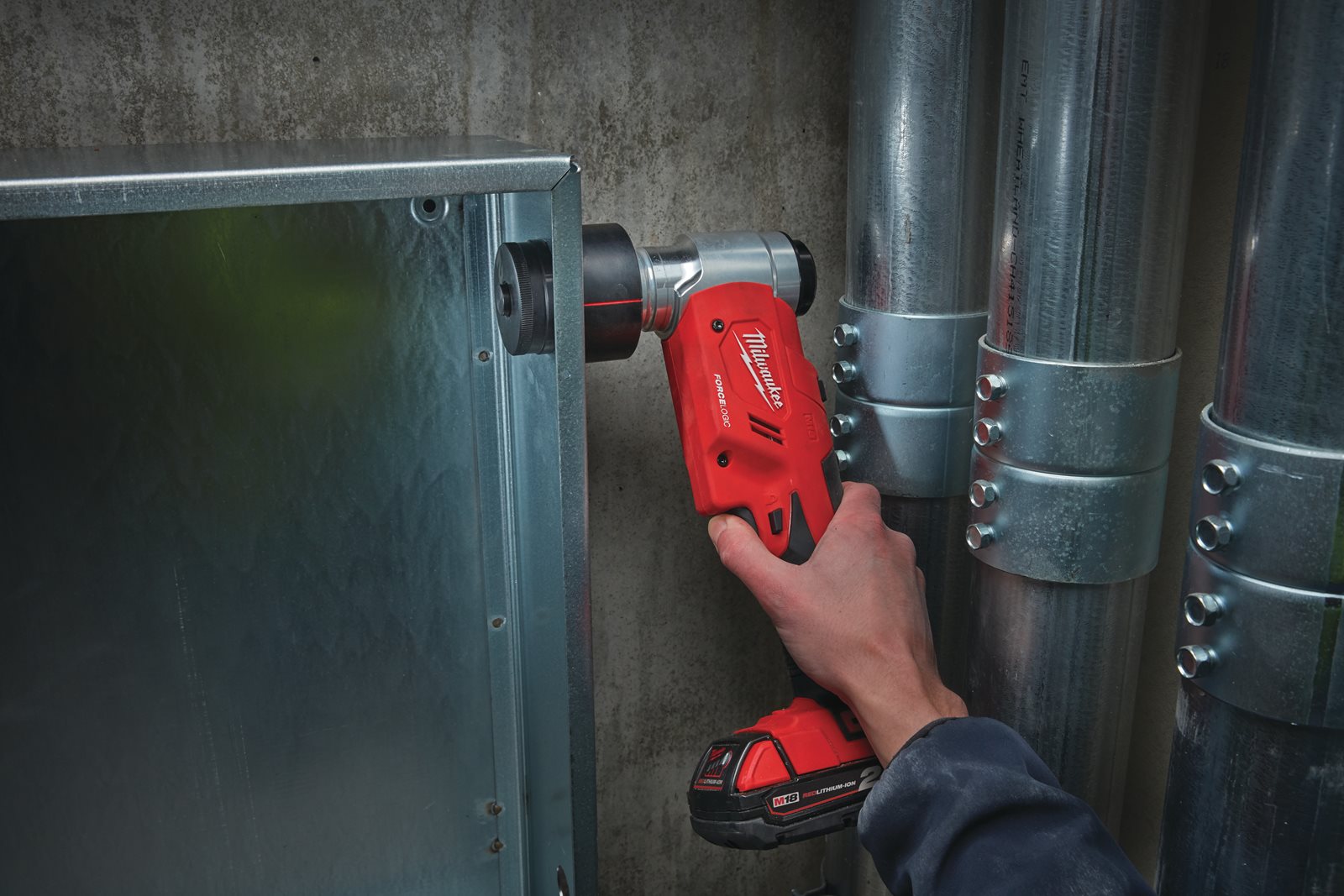 Mașină de ștanțat hidraulică M18 FORCE LOGIC Milwaukee M18 HKP-201C - in utilizare 5