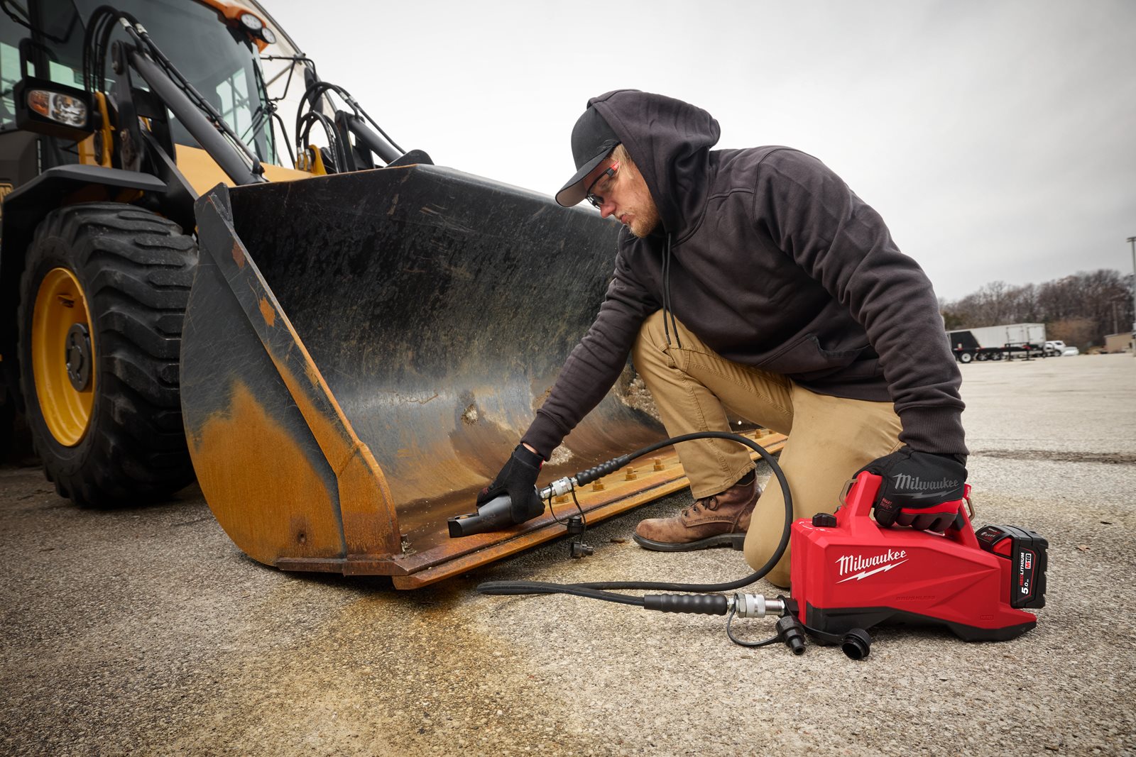 Mini-pompă hidraulică M18 700 bari Milwaukee M18 HMP700-501 - in utilizare 1