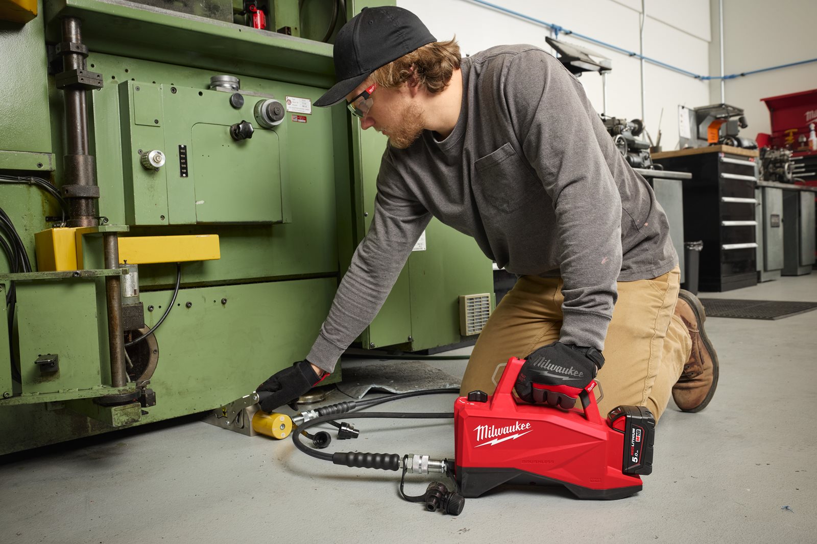 Mini-pompă hidraulică M18 700 bari Milwaukee M18 HMP700-501 - in utilizare 2