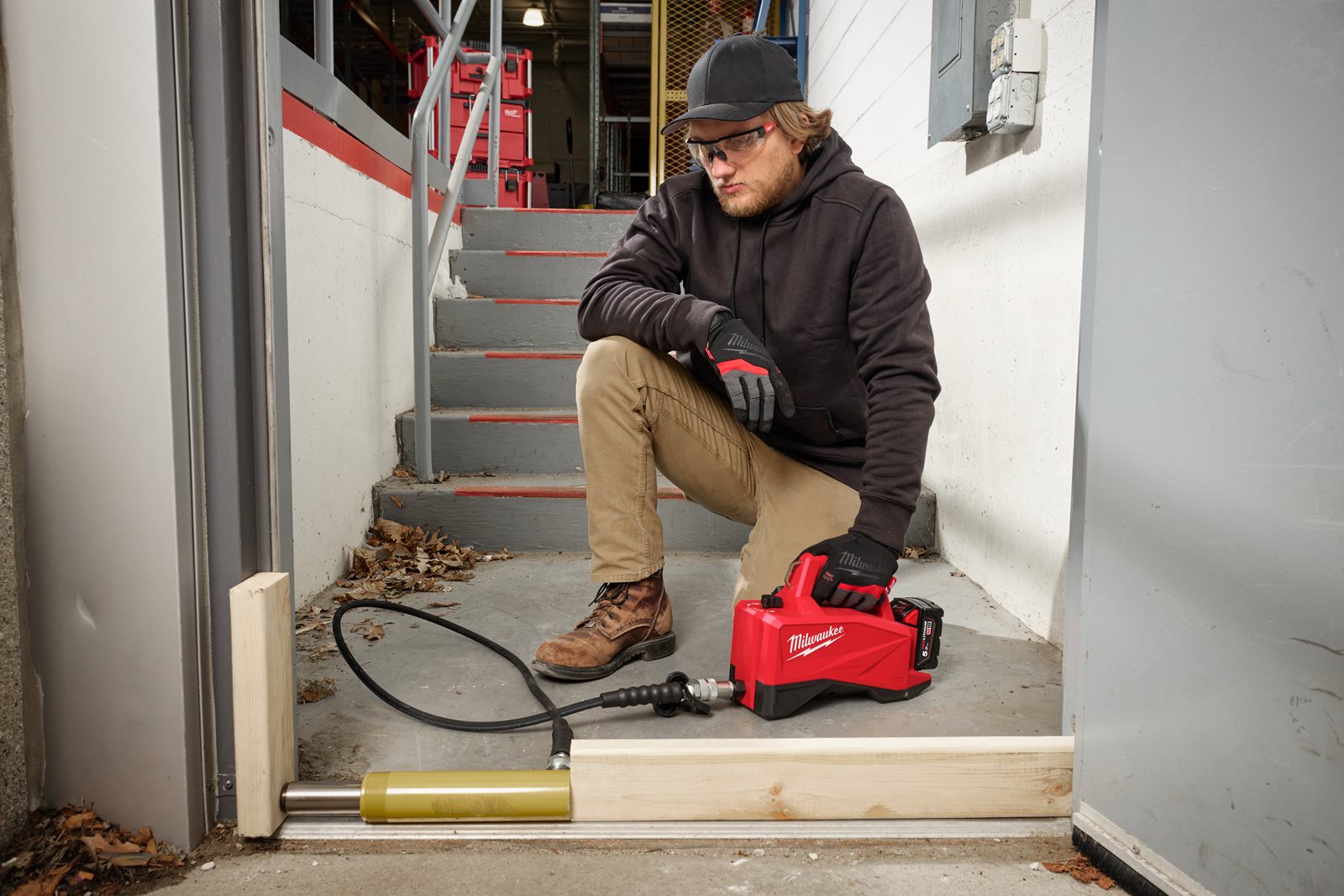 Mini-pompă hidraulică M18 700 bari Milwaukee M18 HMP700-501 - in utilizare 3
