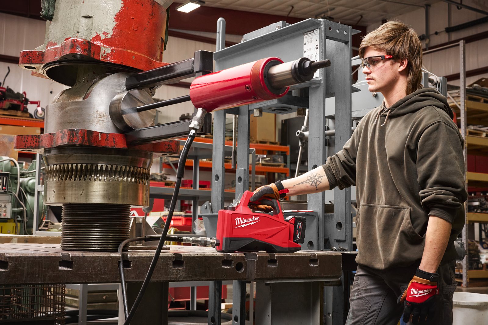 Mini-pompă hidraulică M18 700 bari Milwaukee M18 HMP700-501 - in utilizare 4