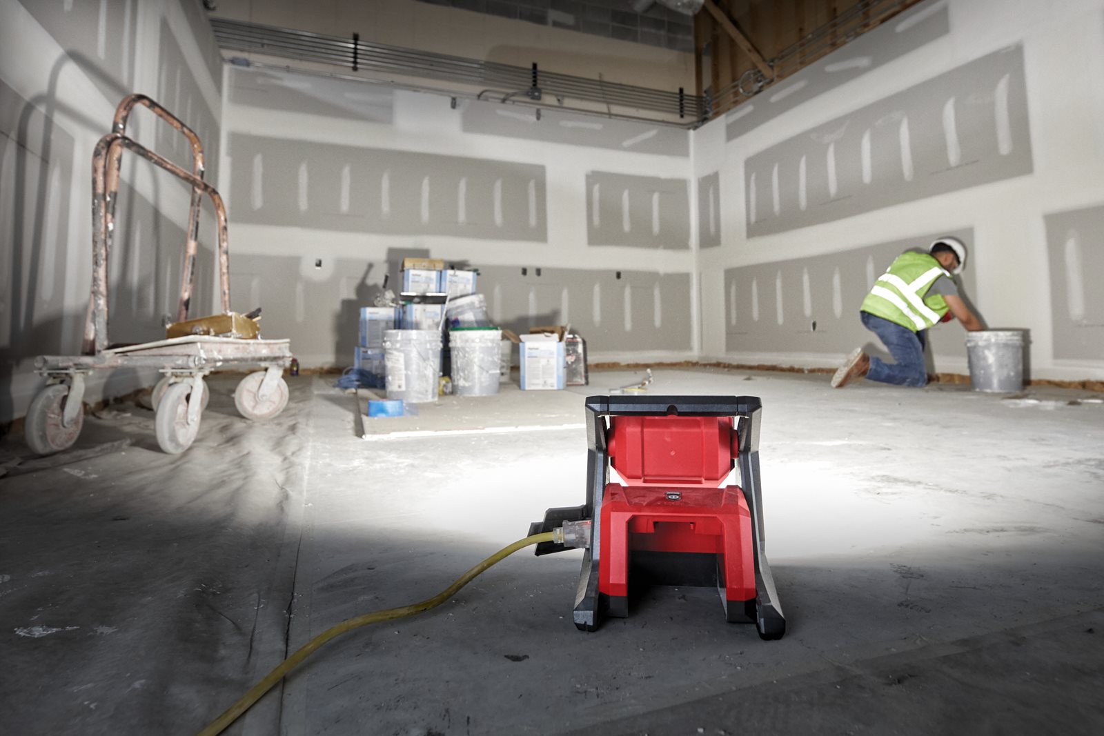 Proiector led de înaltă performanță M18 Milwaukee M18 HOAL-0 - in utilizare 1